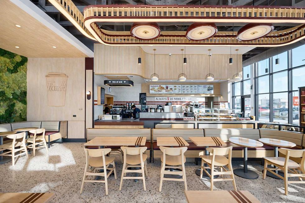 L'int\u00e9rieur d'un nouveau Tim Hortons au Qu\u00e9bec.