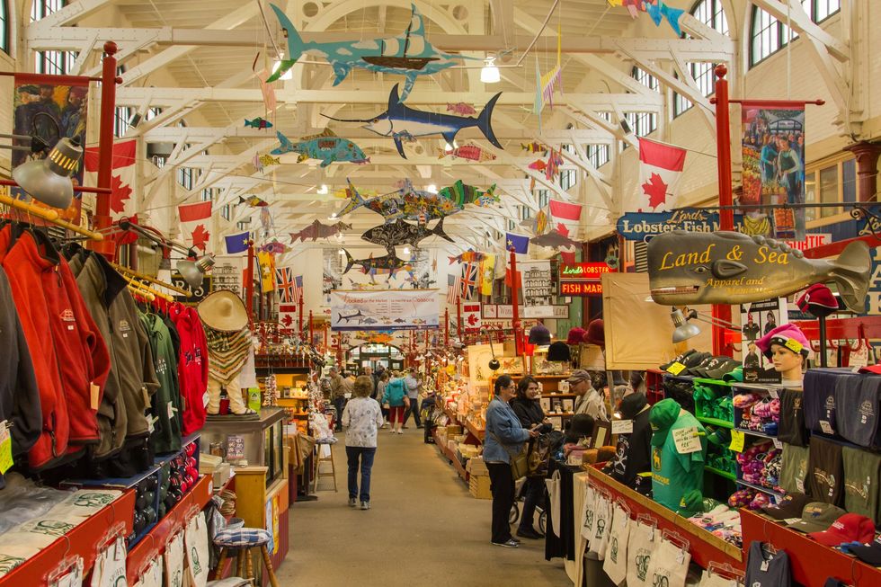 L'int\u00e9rieur du march\u00e9 public de Saint John.