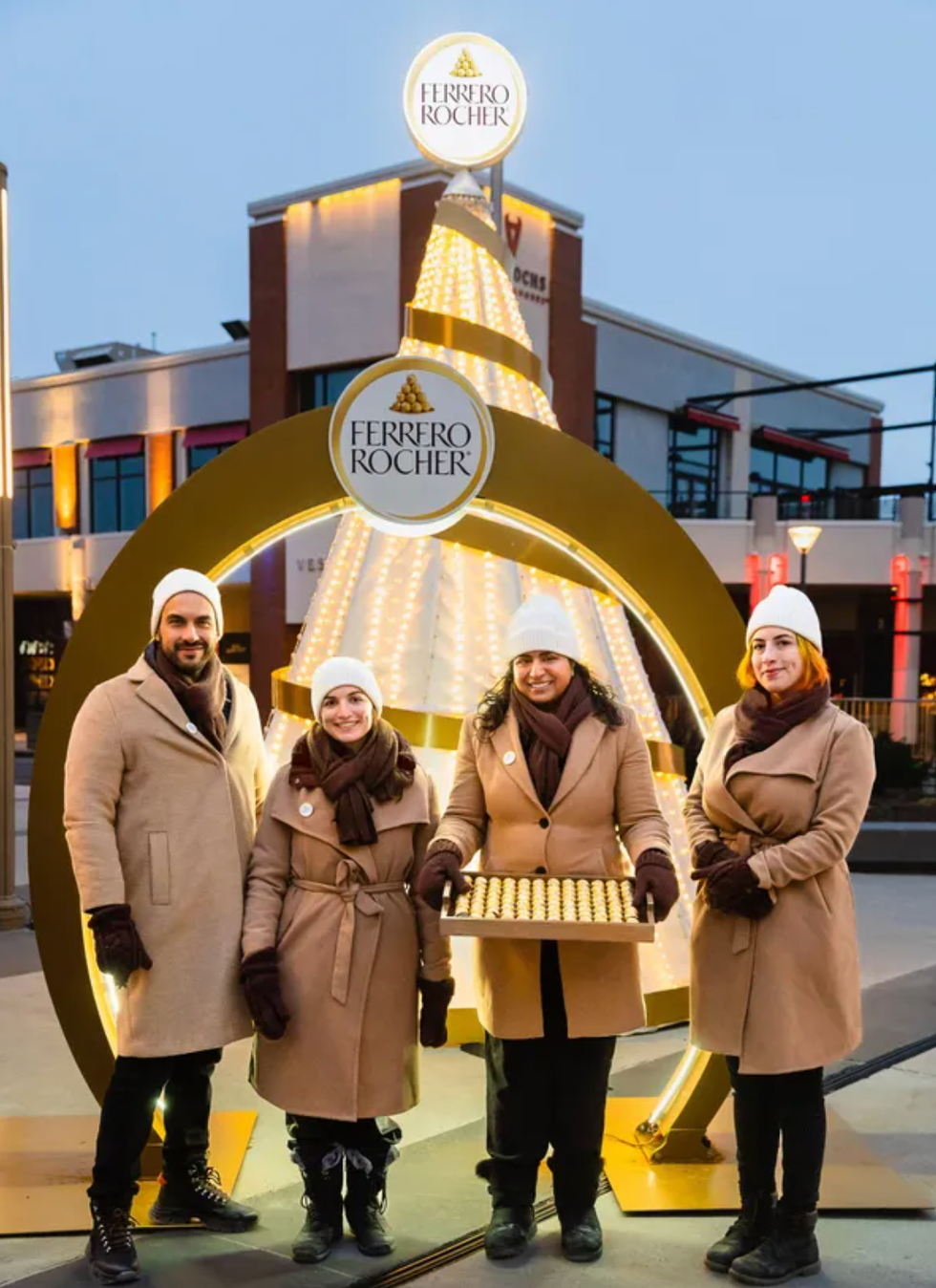 L'\u00e9quipe de Ferrero Rocher distribue des chocolats au Quartier Dix30.