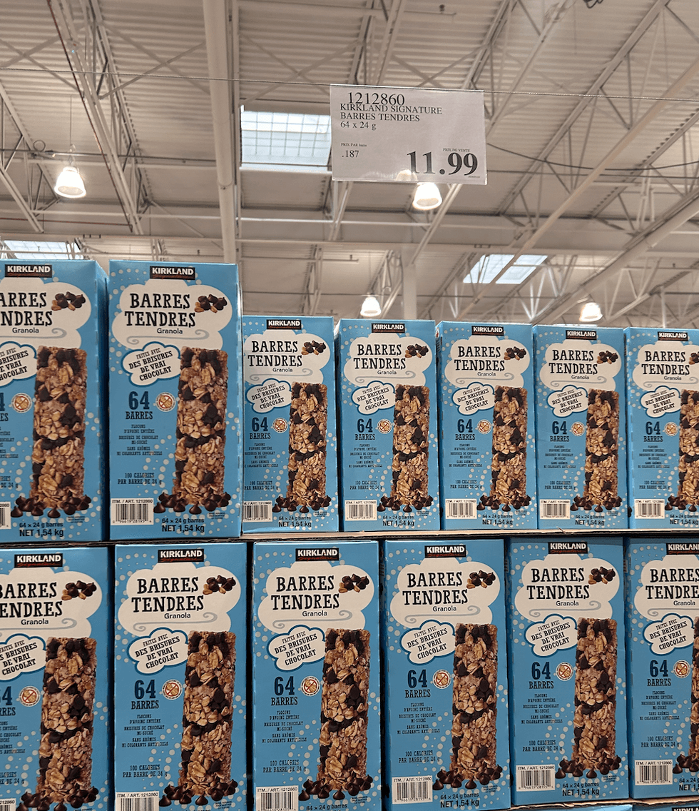 L'\u00e9talage de barres tendres au granola et aux p\u00e9pites de chocolats au Costco.