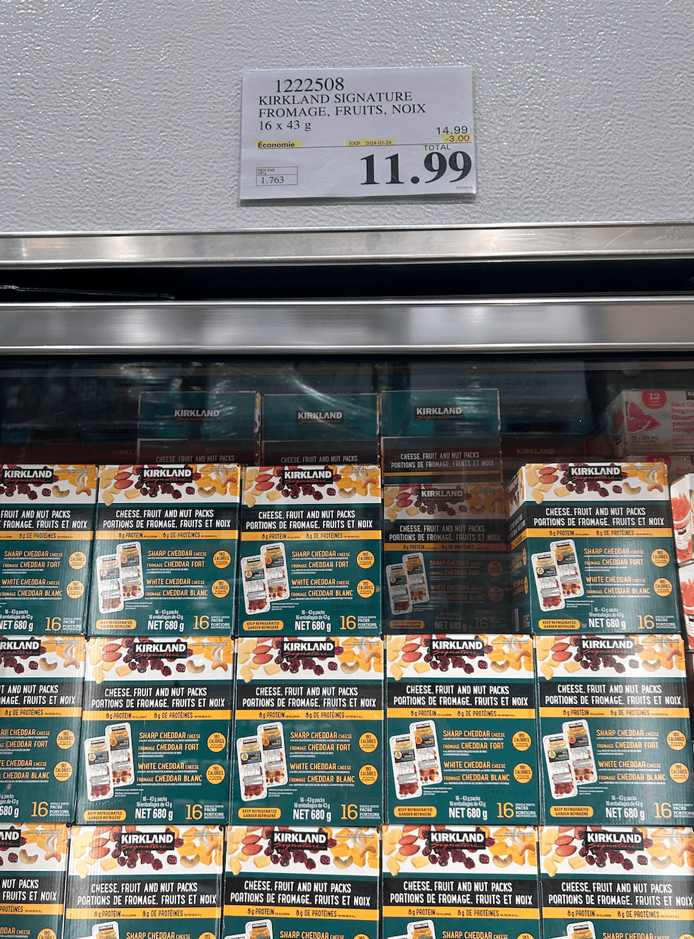 L'\u00e9talage de boites de collations au fromage, fruits et noix d'un Costco.