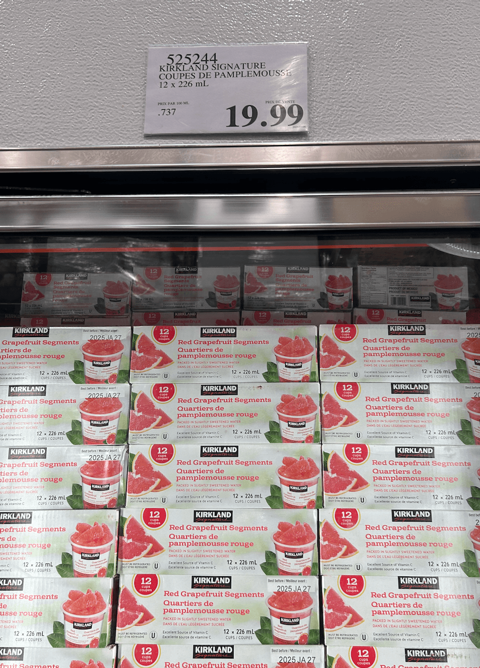 L'\u00e9talage de boites de coupes de pamplemousse \u00e0 vendre au Costco.