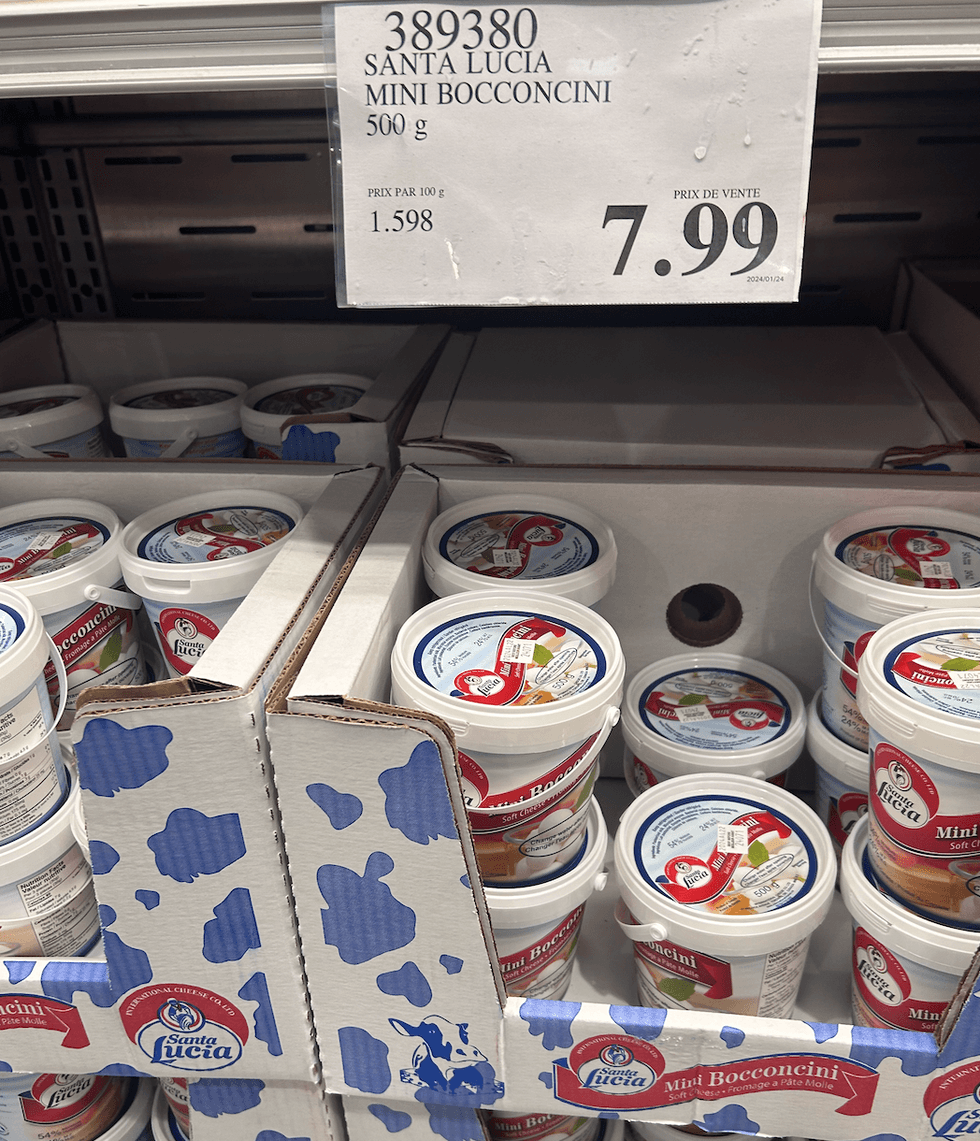 L'\u00e9talage de contenant de mini bocconcini d'un Costco.