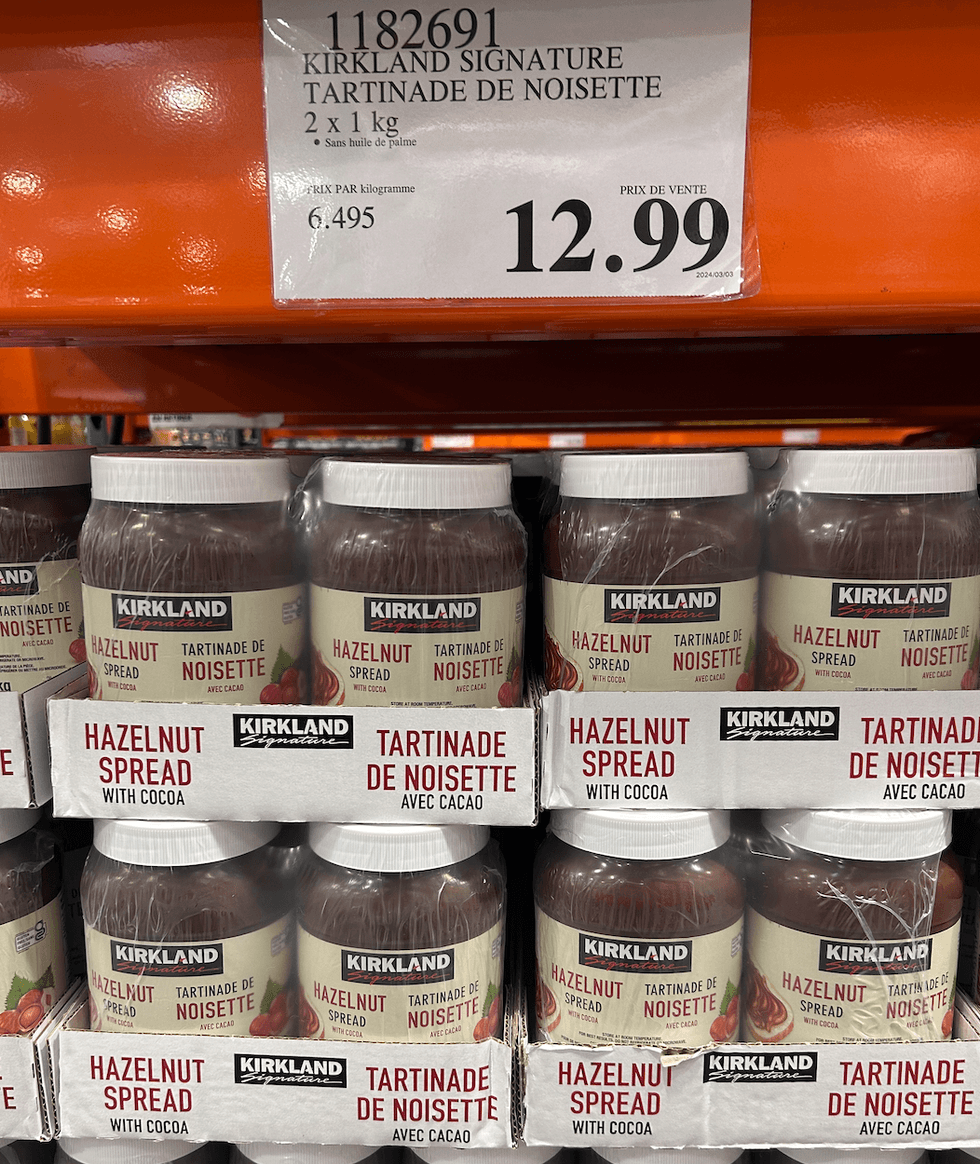 L'\u00e9talage des contenants de tartinades de noisette d'un Costco.