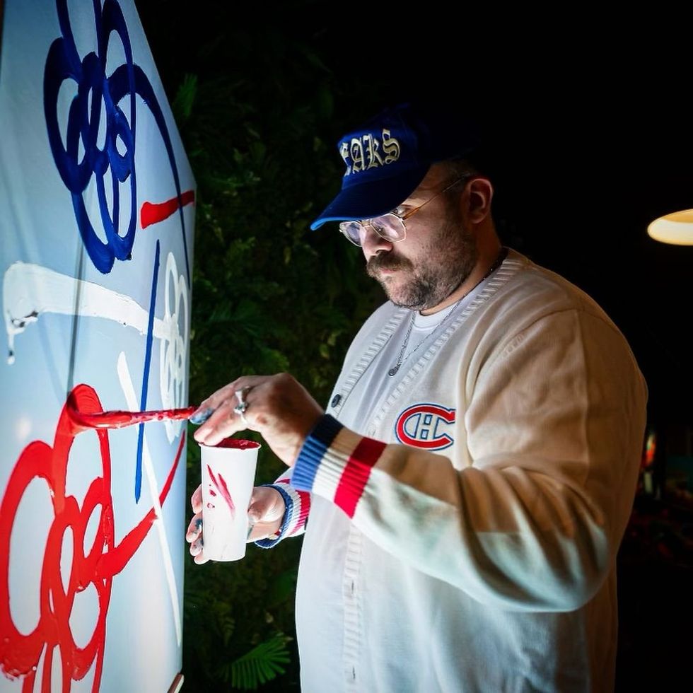 L\u2019artiste Le Bicar en train de peindre sa toile.