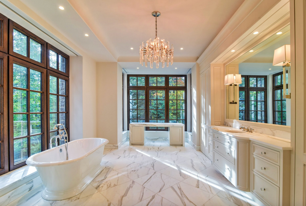 L'une des salles de bain de la maison la plus ch\u00e8re \u00e0 vendre au Qu\u00e9bec.