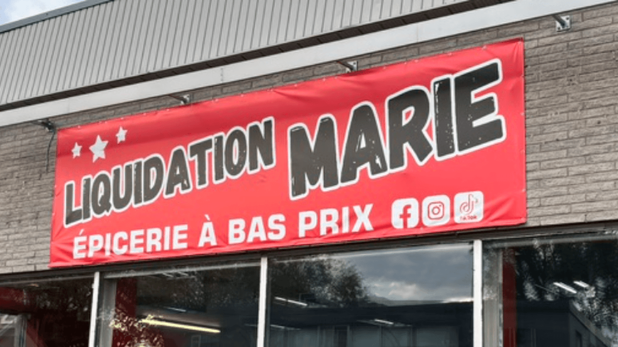 La bannière d'une épicerie Liquidation Marie.