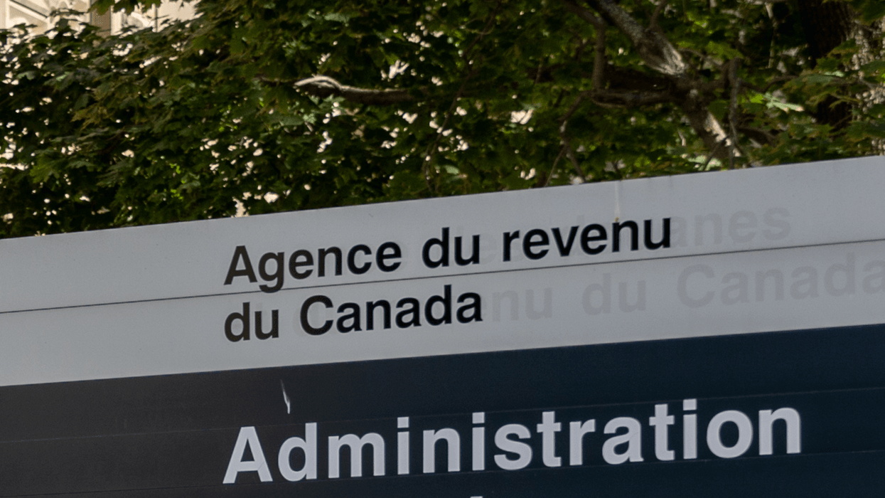 La bannière de l'Agence du revenu du Canada à Montréal.