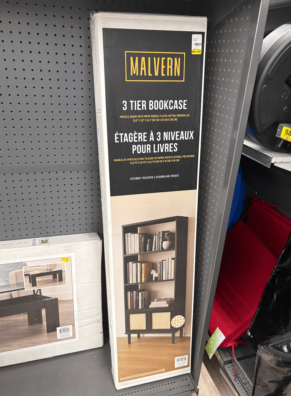 La biblioth\u00e8que de trois tablettes avec deux portes en imitation rotin au Tigre G\u00e9ant.