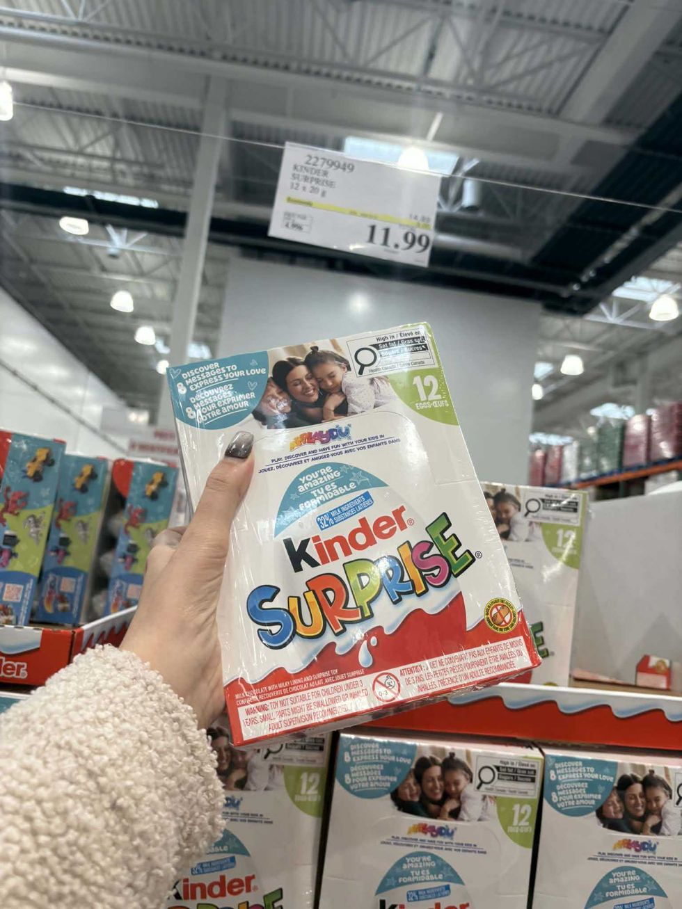 La bo\u00eete de 12 \u0153ufs avec jouets Kinder Surprise au Costco.