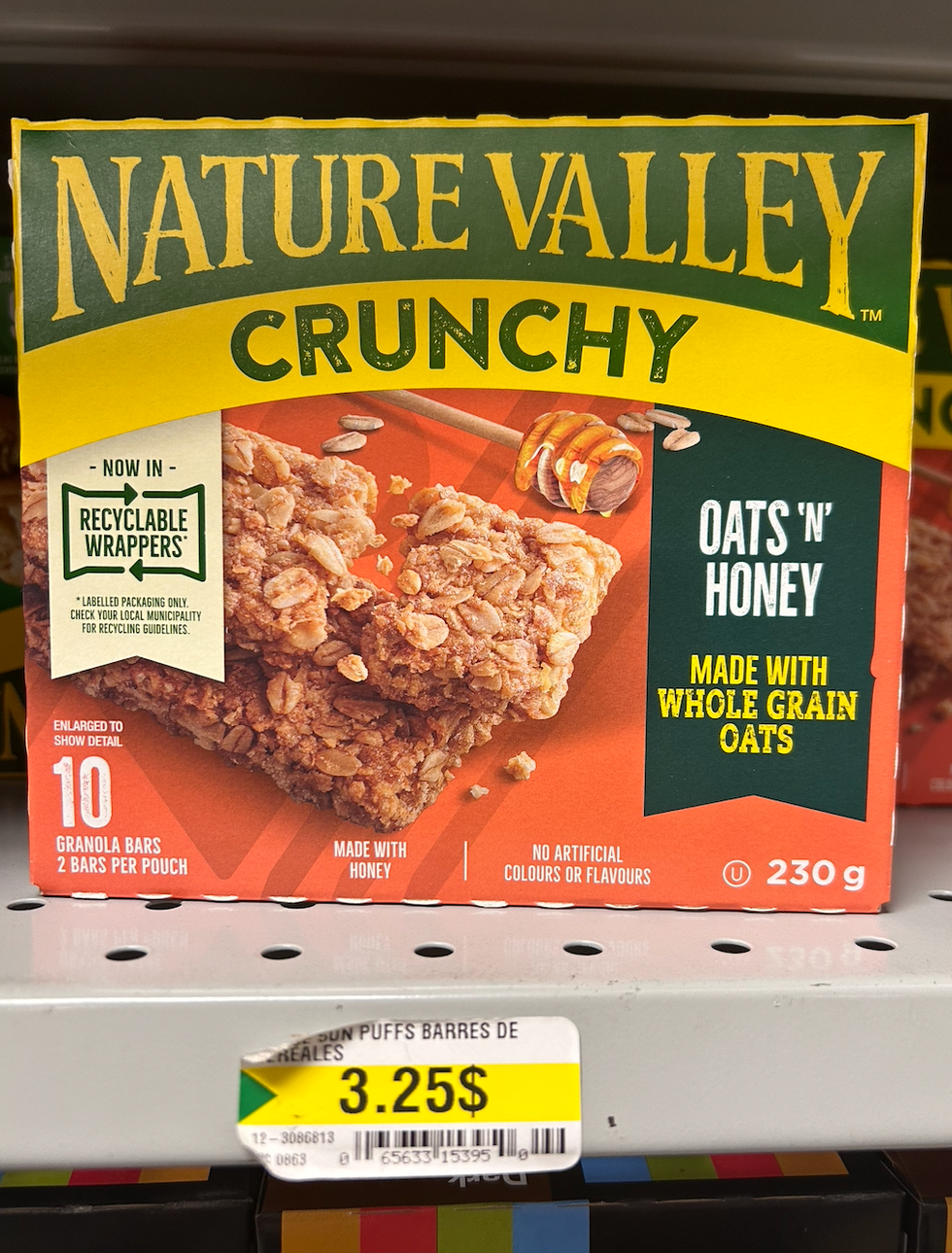 La boite de barre tendre Nature Valley Crunchy sur une tablette du Dollarama.