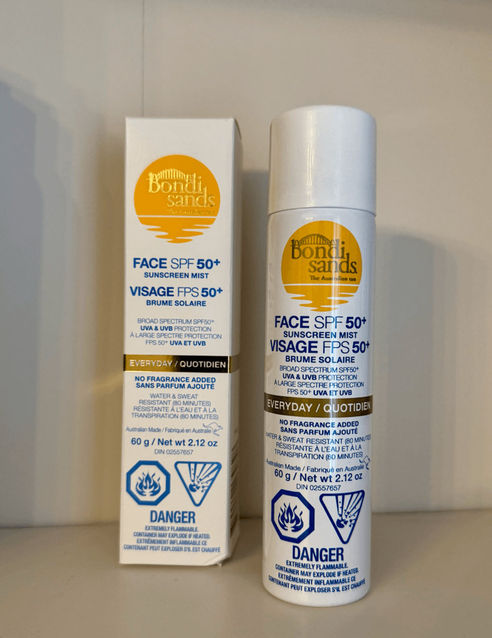 La brume solaire pour le visage FPS 50+, en format de 60 g et son emballage.