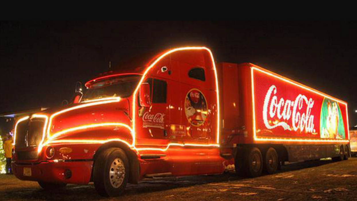 La Caravane Coca-Cola tout illuminée.