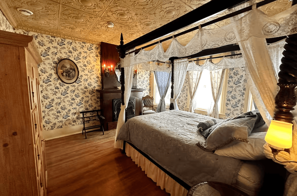 La chambre antique de la maison victorienne \u00d4 Caf\u00e9 Cr\u00e8me, \u00e0 Magog au Qu\u00e9bec.