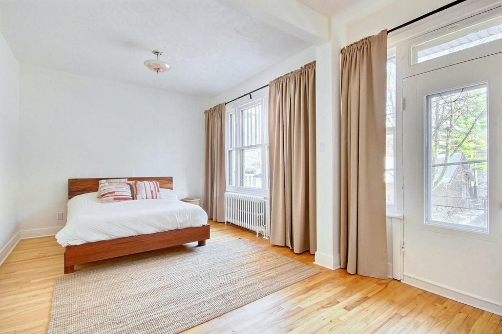 La chambre principale avec balcon.