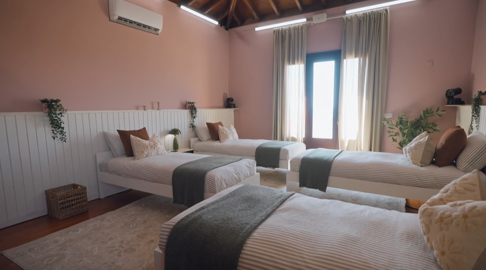 La chambre rose des filles d'Occupation Double Chypre.