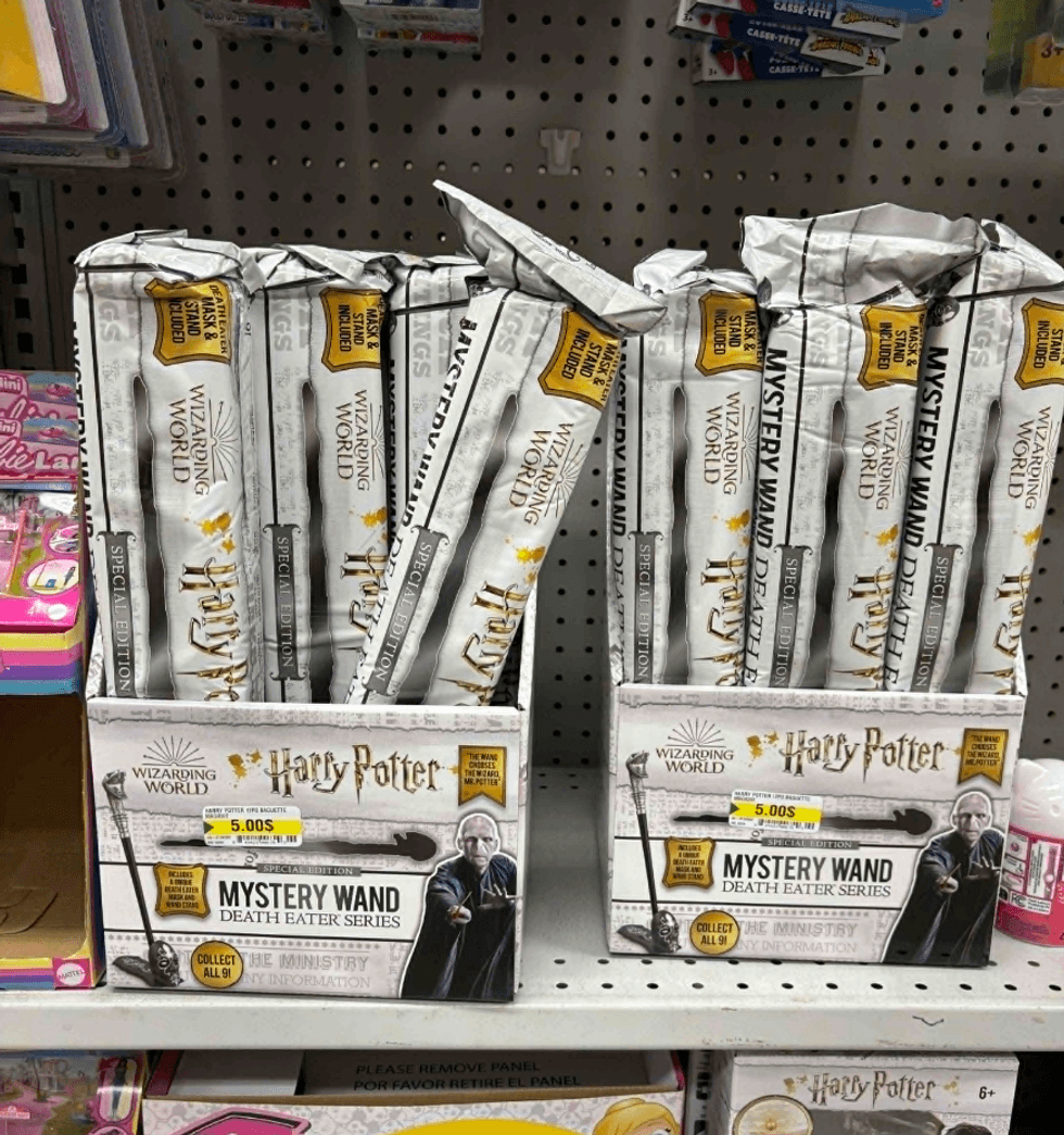 La collection Mangemort des \u00ab baguettes myst\u00e9rieuses \u00bb Harry Potter sur les tablettes du Dollarama.