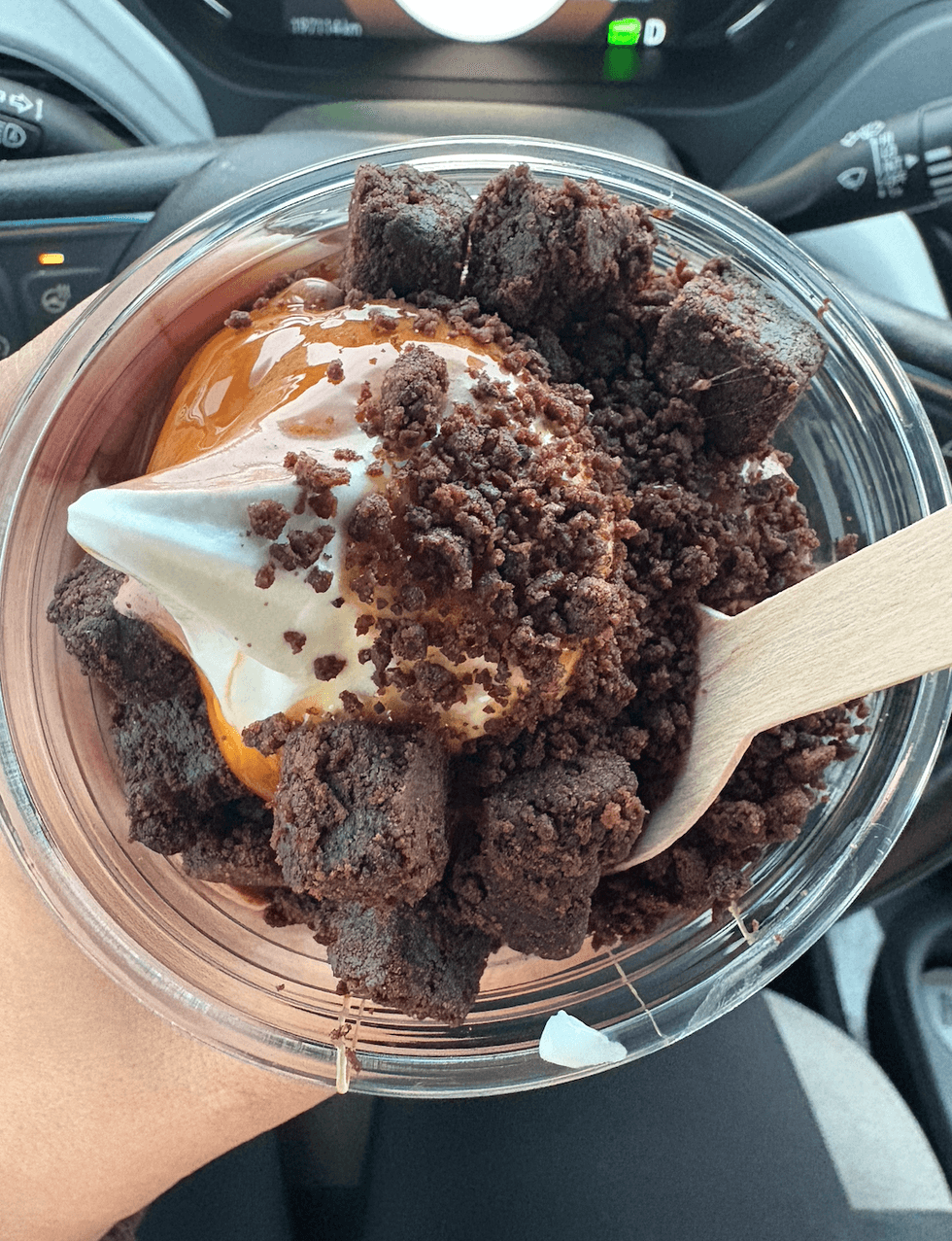 La coupe au brownie et au caramel du Costco vue de haut.