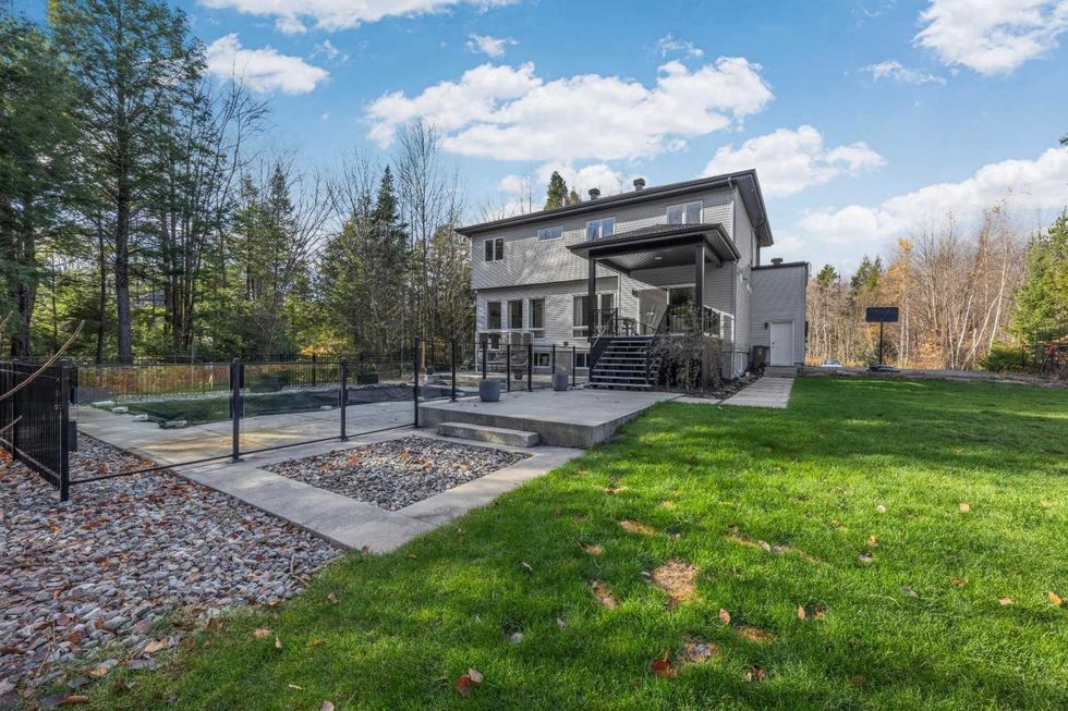 La cour avec piscine.