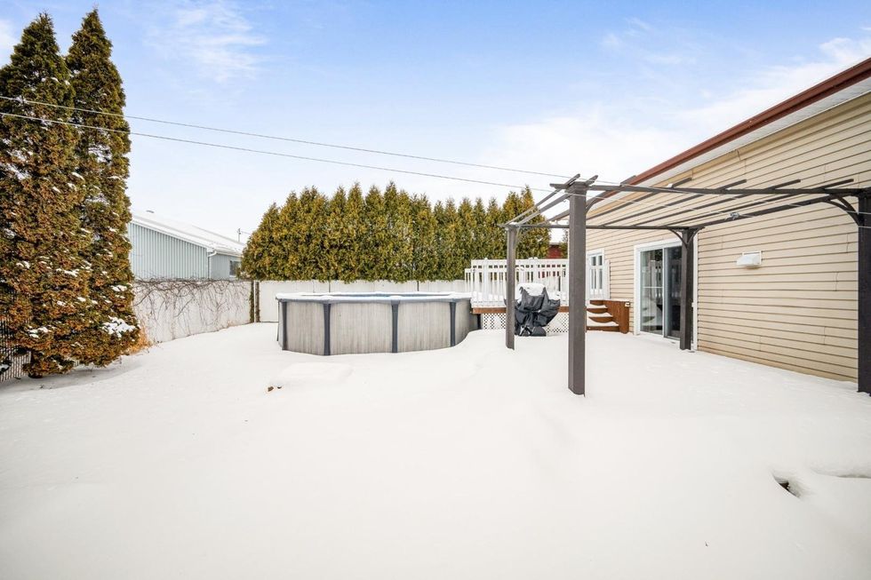 La cour enneig\u00e9 avec piscine du 5, rue Loiselle, Salaberry-de-Valleyfield, QC.