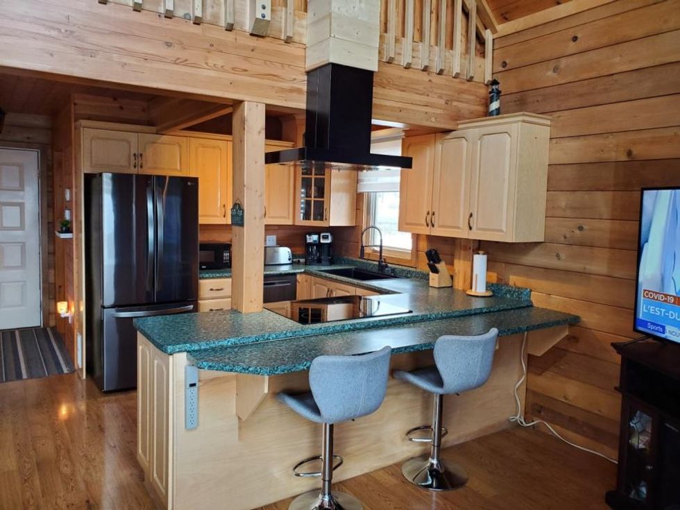 La cuisine du chalet en Gasp\u00e9sie.