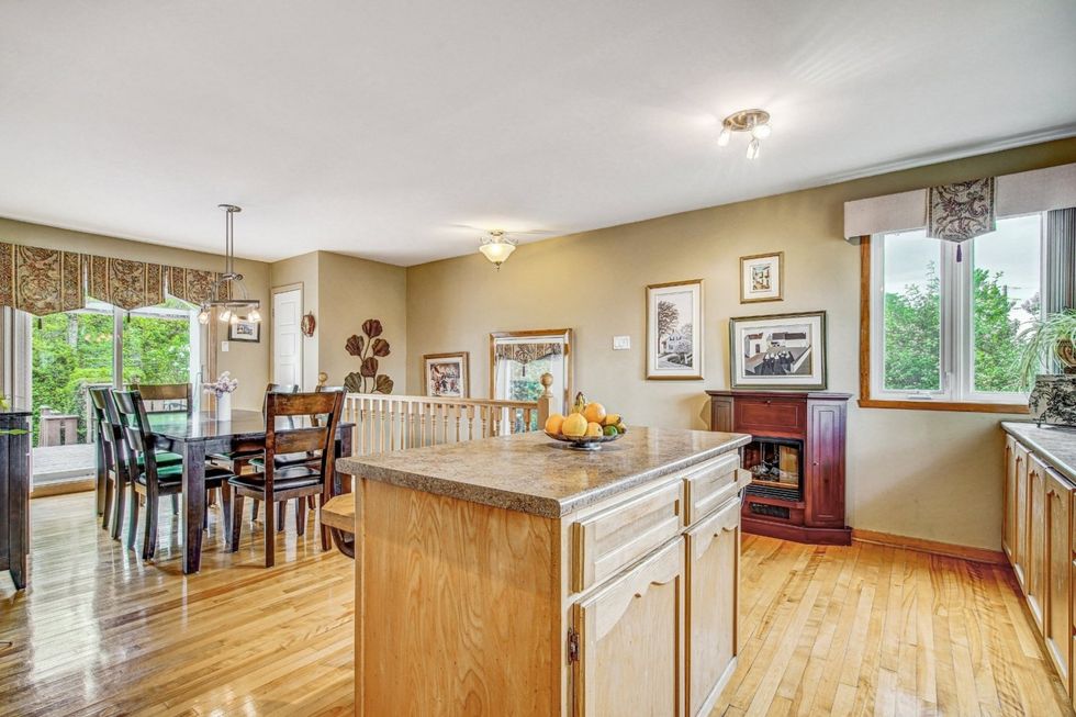 La cuisine et la salle \u00e0 manger d'une maison de plain-pied \u00e0 vendre \u00e0 Repentigny.
