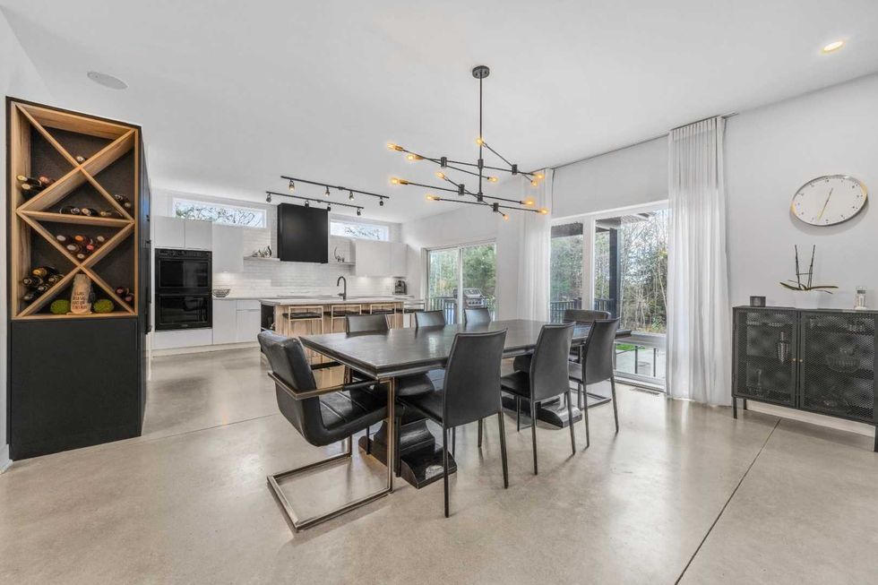 La cuisine et la salle \u00e0 manger.