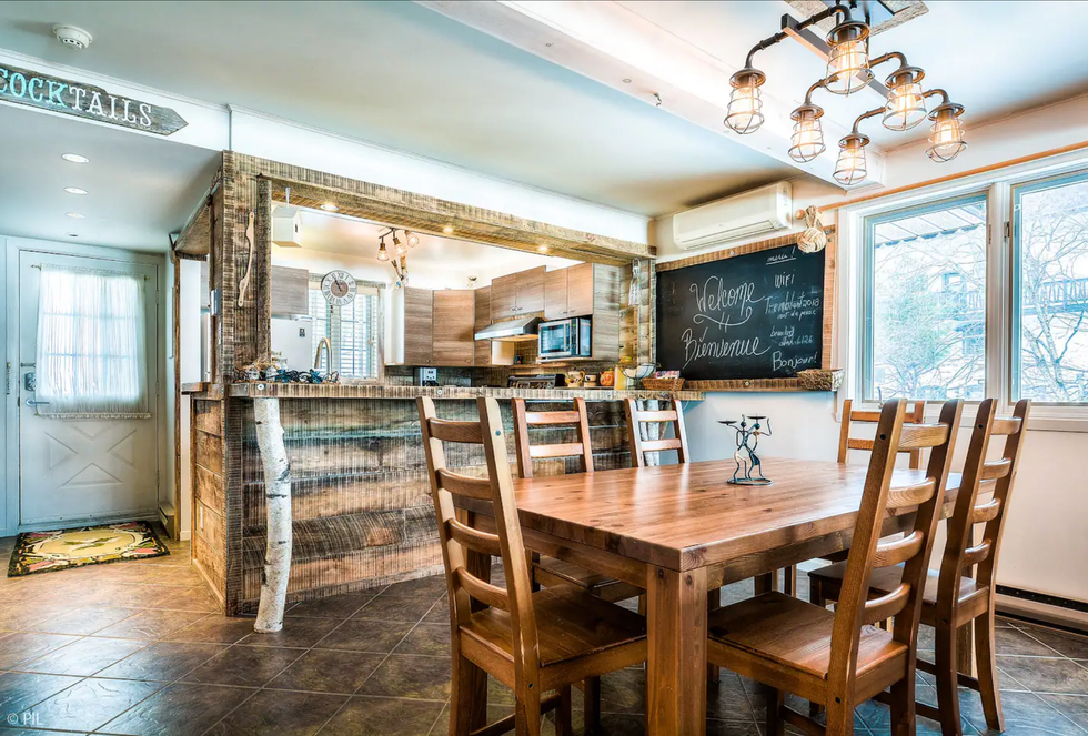 La cuisine et la salle \u00e0 manger.