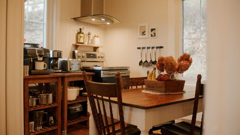 La cuisine et salle \u00e0 manger de la maison \u00e0 vendre en Gasp\u00e9sie.