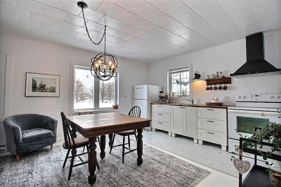 La cuisine lumineuse de la maison.
