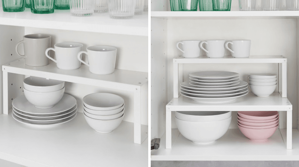 La demi-\u00e9tag\u00e8re VARIERA en vente chez IKEA. Droite : La demi-\u00e9tag\u00e8re install\u00e9e dans une armoire de cuisine.