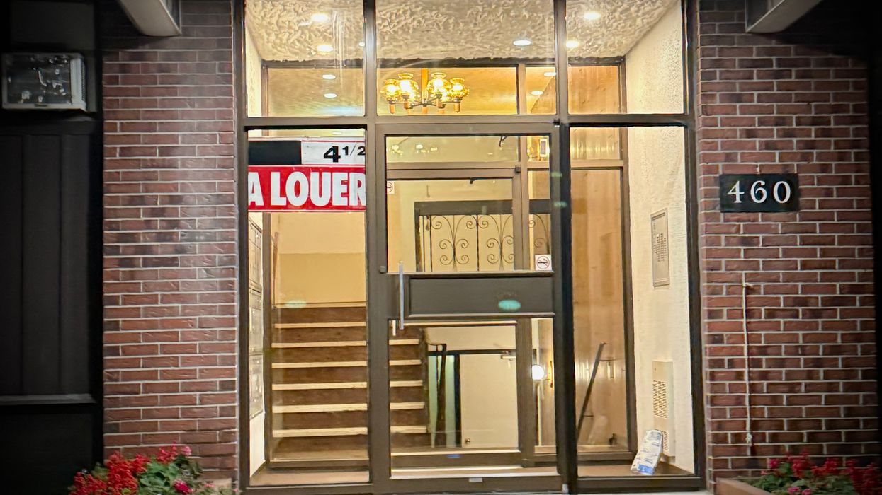 La devanture d'un bloc d'appartements.