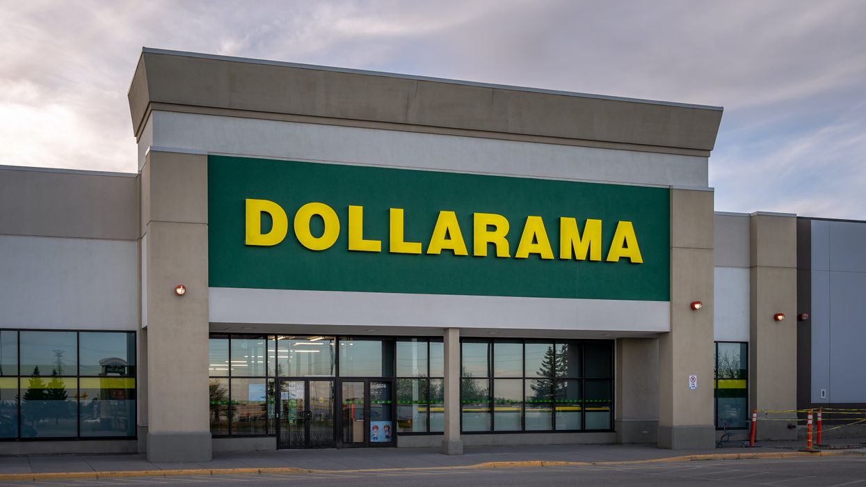 La devanture d'un magasin Dollarama avec logo de l'entreprise.