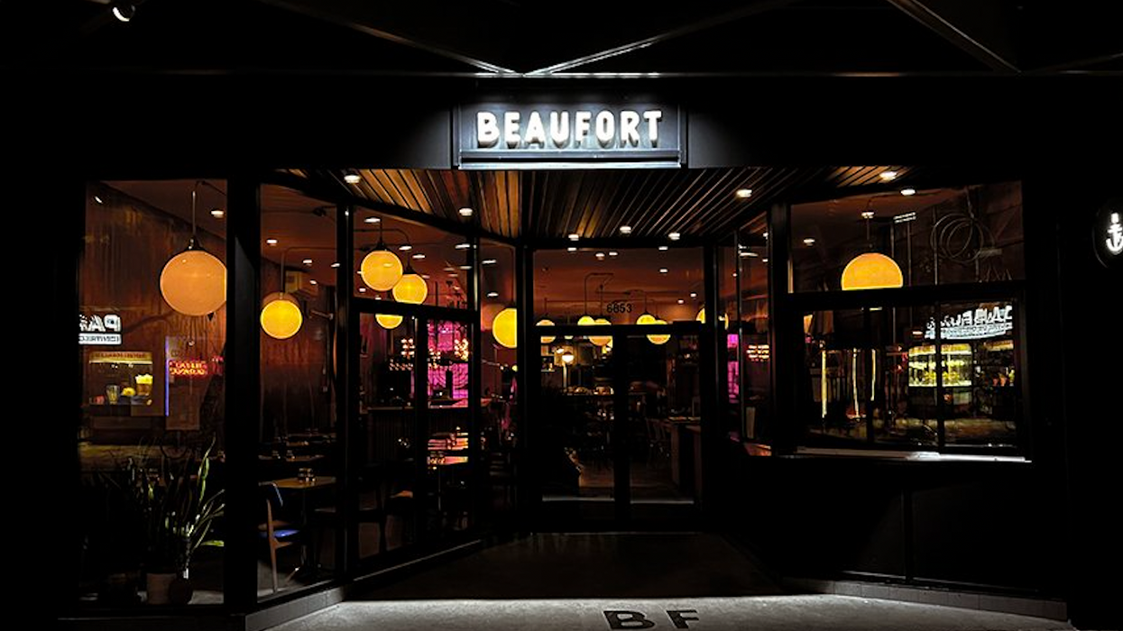 La devanture du Beaufort Bistro de nuit, avec des globes illuminés à l'intérieur.