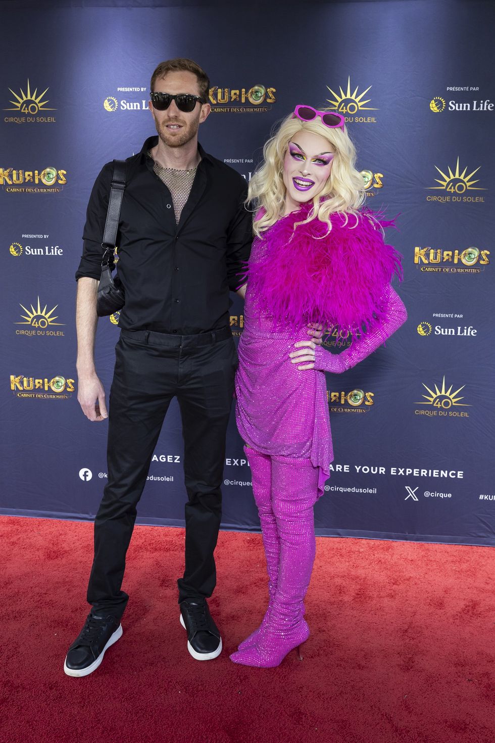 La drag queen Rainbow accompagn\u00e9e sur le tapis rouge de Kurios du Cirque du Soleil.