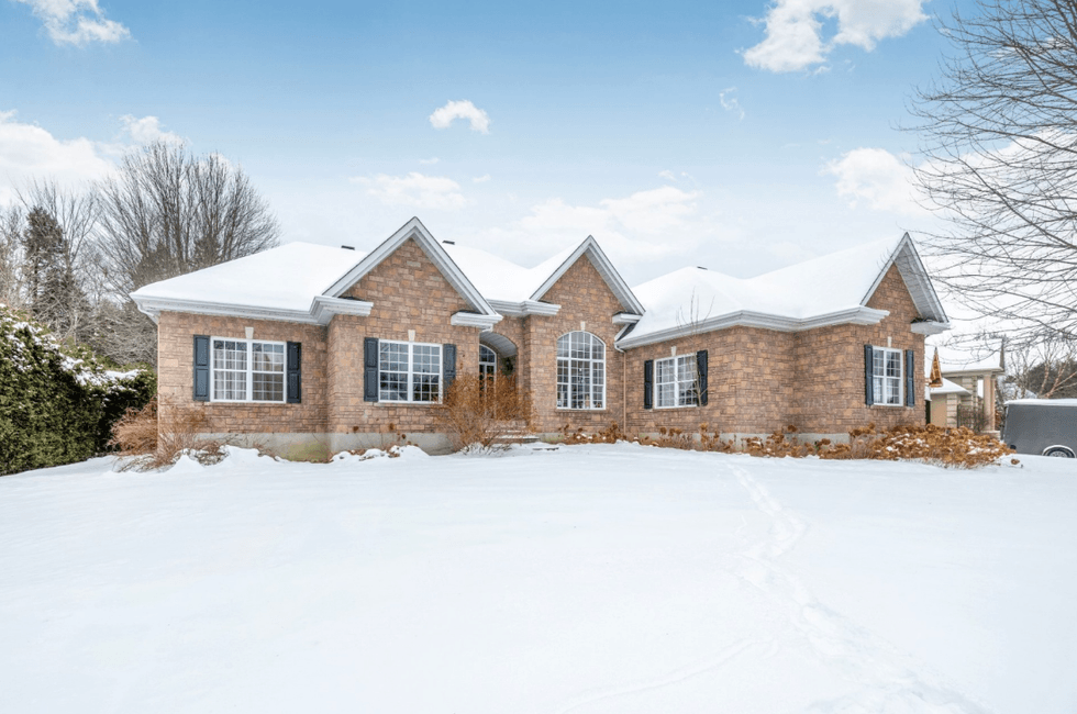 La fa\u00e7ade de la maison d'Elisabeth Rioux \u00e0 Blainville, actuellement \u00e0 vendre.