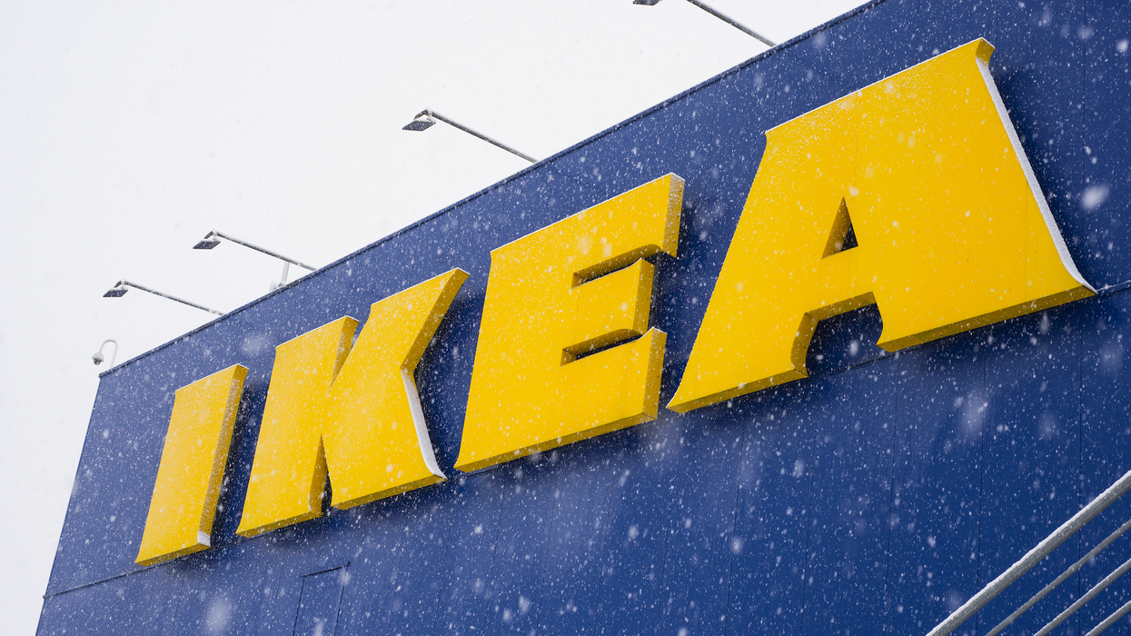 La façade d'un Ikea enneigé.