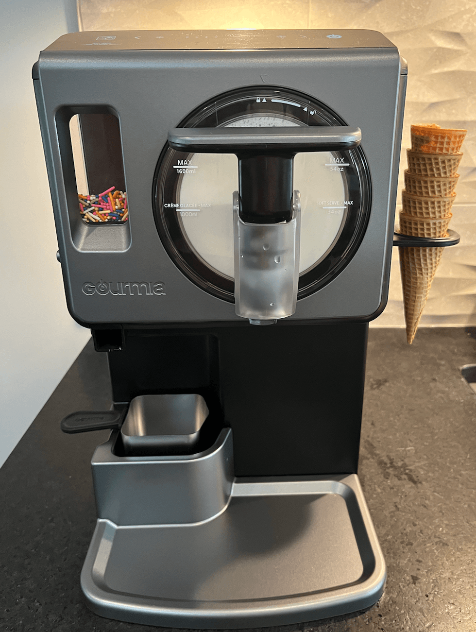 La machine automatique \u00e0 cr\u00e8me glac\u00e9e et \u00e0 boissons glac\u00e9es Soft Serve de Gourmia sur un comptoir.