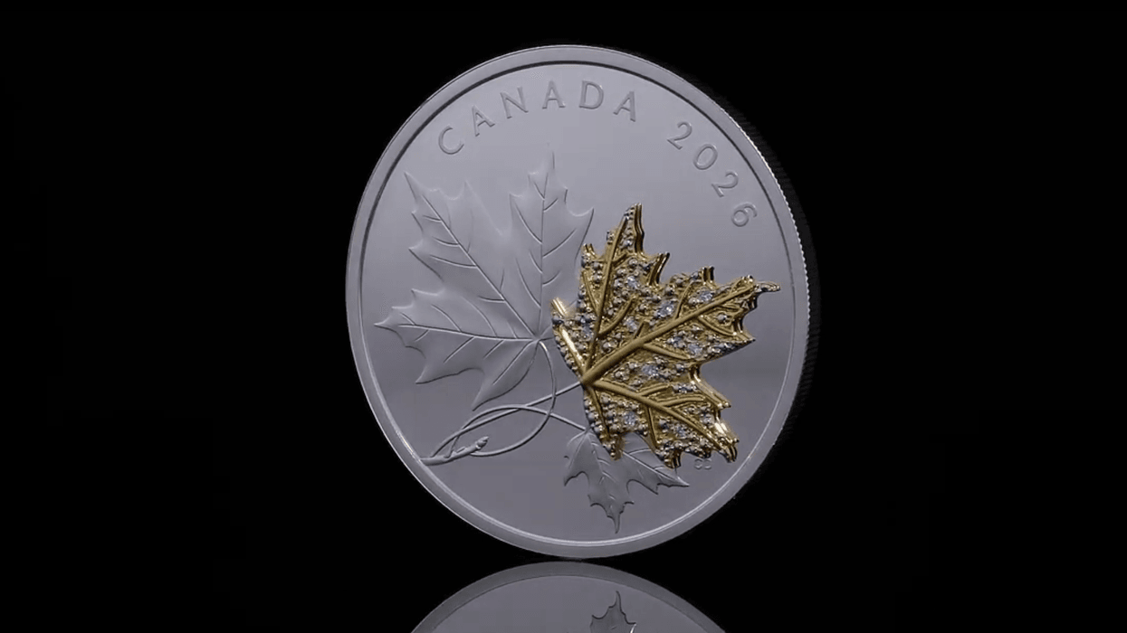 La nouvelle pièce de la Monnaie royale Canadienne, avec une feuille d'érable dorée et des petits diamants.