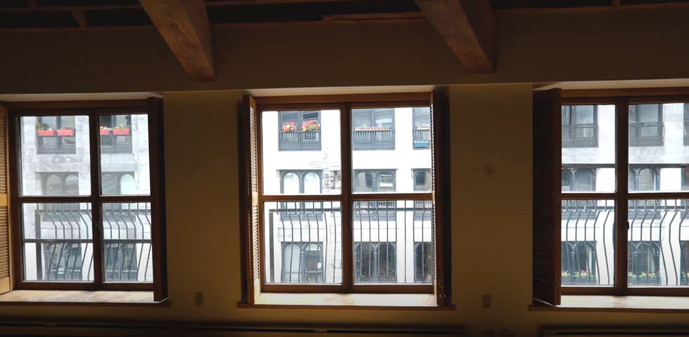 La pi\u00e8ce \u00e0 aire ouverte.