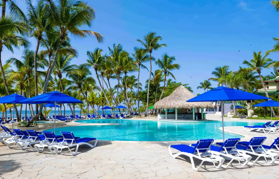 La picsine et la mer \u00e0 l'horizon du Coral Costa Caribe Resort.