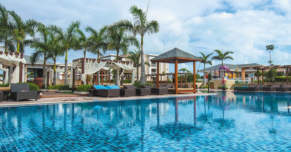 La piscine avec chaises longues et pergolas de l'h\u00f4tel Playa Cayo Santa Maria \u00e0 Cuba.