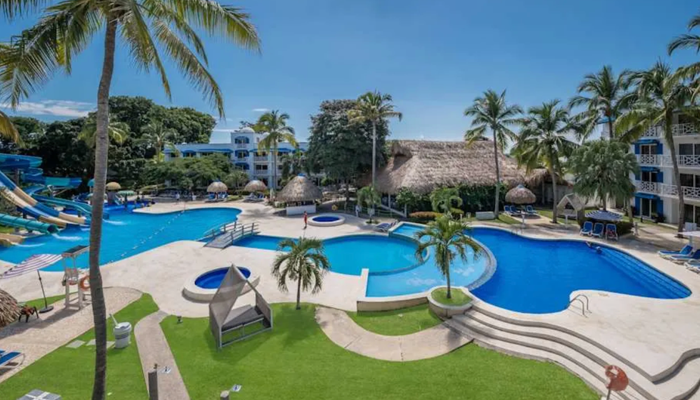 La piscine avec toboggans du Playa Blanca Hotel And Resort Panama.