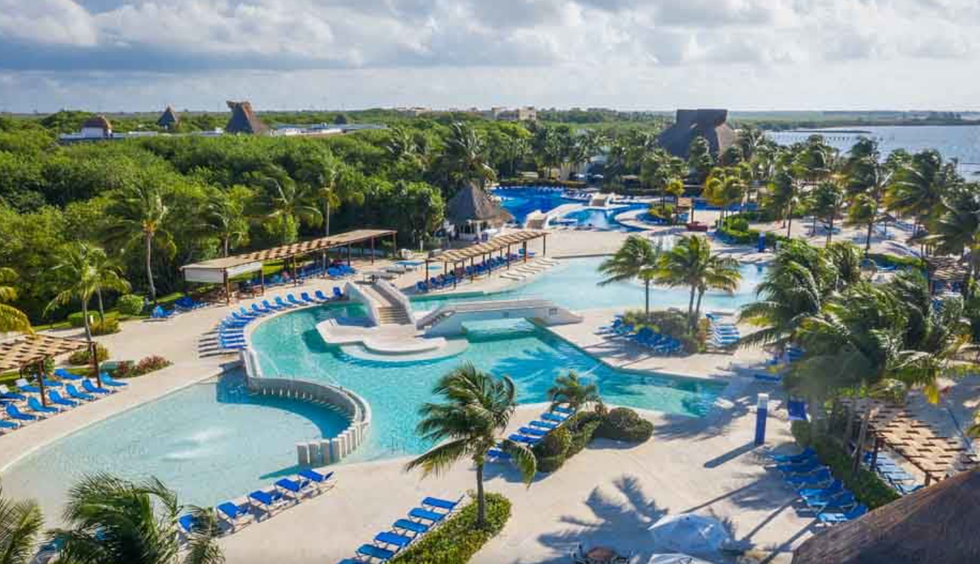 La piscine du Bluebay Grand Esmeralda.