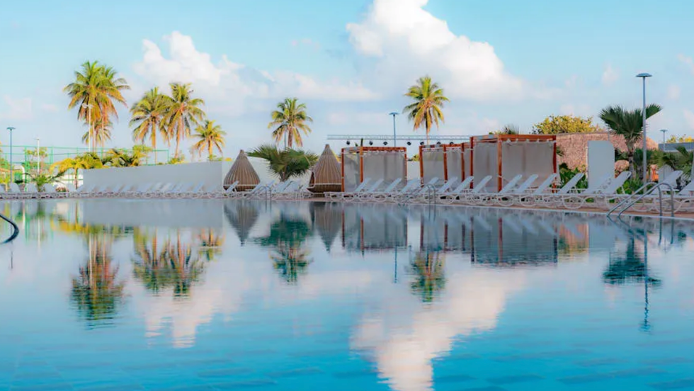 La piscine et la plage du Selectum Family Resort Varadero, entour\u00e9e de chaises longues \u00e0 Cuba.