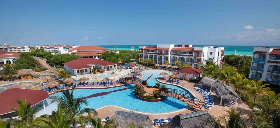 La piscine et les b\u00e2timents de l'h\u00f4tel Grand Memories Santa Maria \u00e0 Cuba.