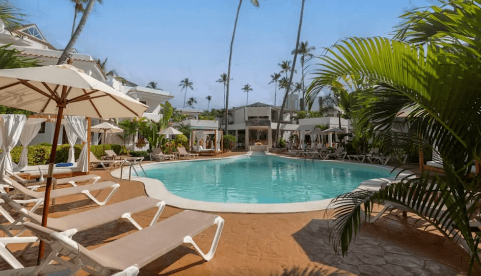 La piscine et les chaises longues du Whala Bavaro en R\u00e9publique dominicaine.