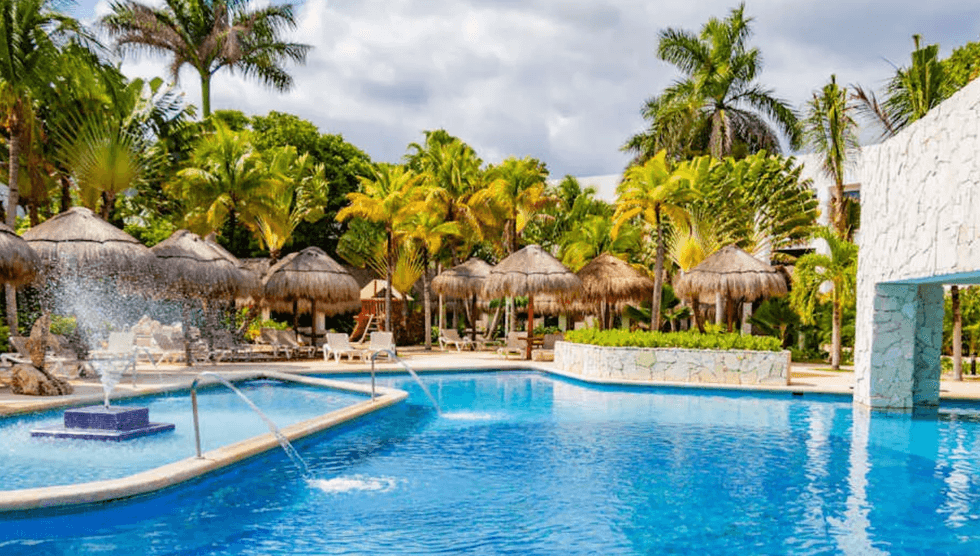 La piscine et les palapas du Grand Oasis Tulum Riviera au Mexique.