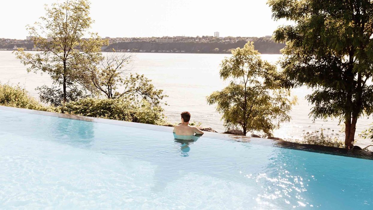 La piscine infinie du Strom Spa à Québec.