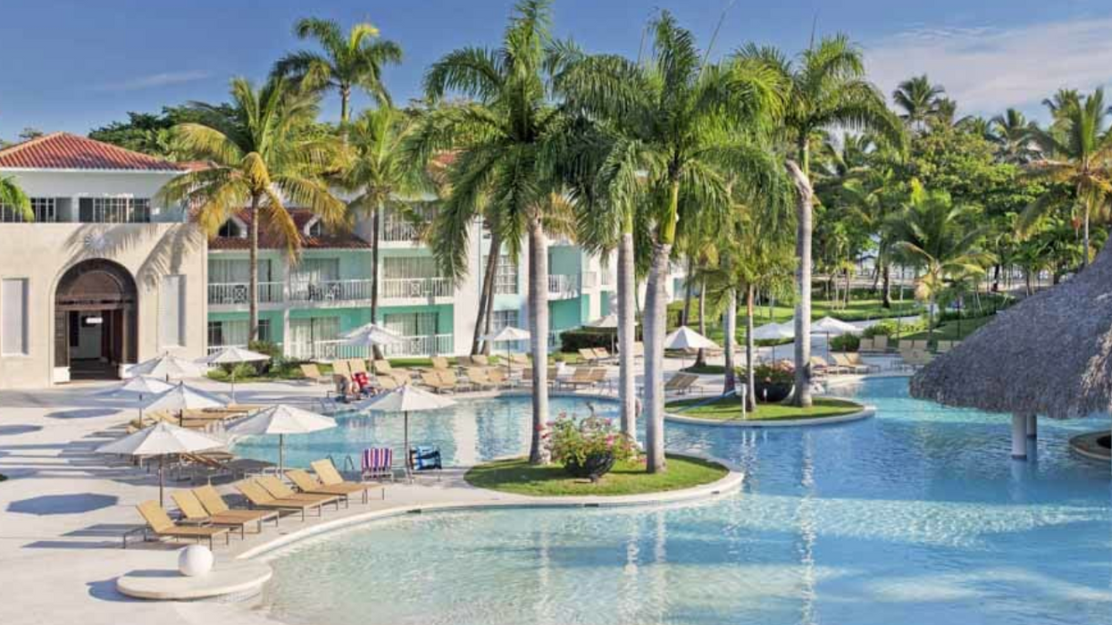 La piscine principale avec un bar et l'un des bâtiments de l'hôtel Vh Gran Ventana en République dominicaine.